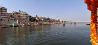 HH Swamiji and Yatri-s board 4 Bajra boats from Namo Ghat and depart for Raja Ghathi (26.03.2025)